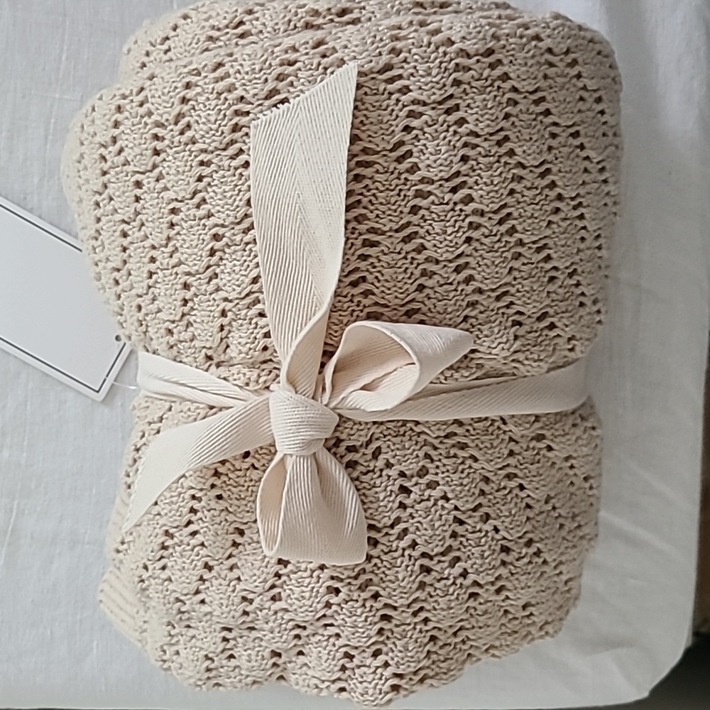 H&M Home throw blanket